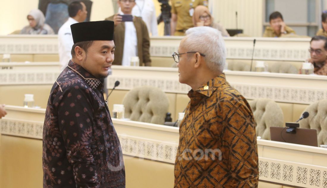 Ketua KPU RI Mochammad Afifuddin bersama Wakil Ketua Komisi II DPR Aria Bima saat rapat kerja dan RDP dengan Mendagri dan Komisi II DPR, Jakarta, Senin (3/2). Rapat tersebut membahas evaluasi penyelenggaraan Pemilihan Nasional Serentak Tahun 2024. - JPNN.com