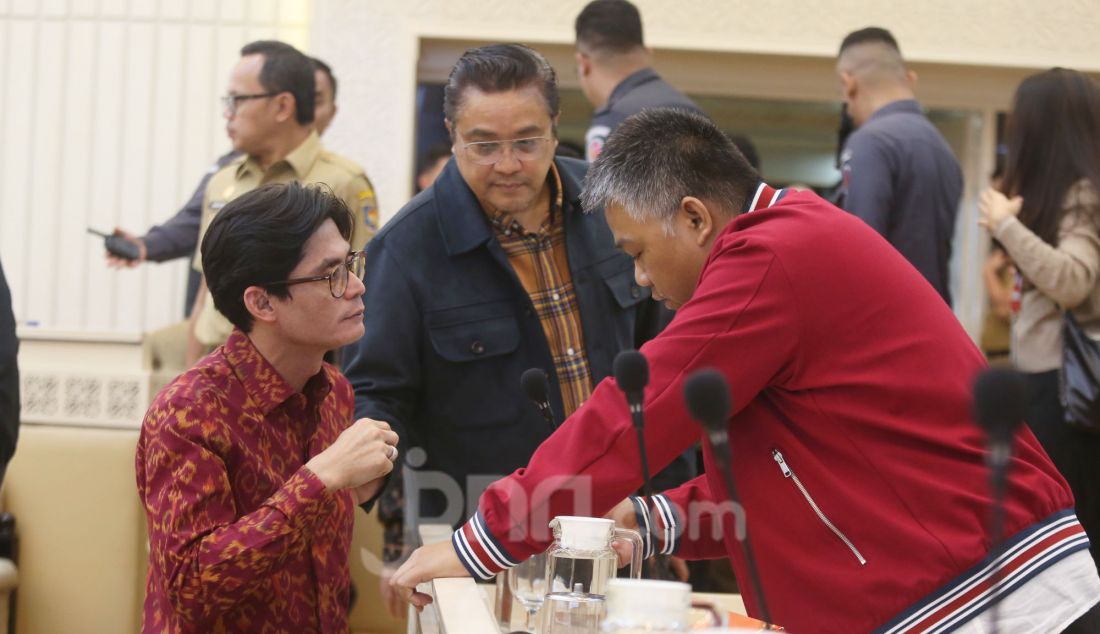 Komisioner KPU RI August Mellaz bersama Wakil Ketua Komisi II DPR Dede Yusuf dan anggota Komisi II DPR saat rapat kerja dan RDP dengan Mendagri dan Komisi II DPR, Jakarta, Senin (3/2). Rapat tersebut membahas evaluasi penyelenggaraan Pemilihan Nasional Serentak Tahun 2024. - JPNN.com