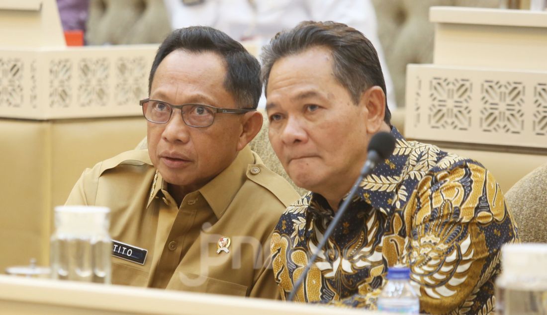 Mendagri Tito Karnavian dan Ketua DKPP Heddy Lugito saat rapat kerja dan RDP dengan Komisi II DPR, Jakarta, Senin (3/2). Rapat tersebut membahas evaluasi penyelenggaraan Pemilihan Nasional Serentak Tahun 2024. - JPNN.com