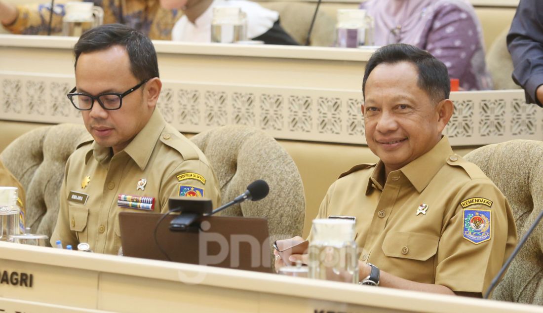 Mendagri Tito Karnavian dan Wamendagri Bima Arya saat rapat kerja dan RDP dengan KPU RI, Bawaslu, DKPP dan Komisi II DPR, Jakarta, Senin (3/2). Rapat tersebut membahas evaluasi penyelenggaraan Pemilihan Nasional Serentak Tahun 2024. - JPNN.com