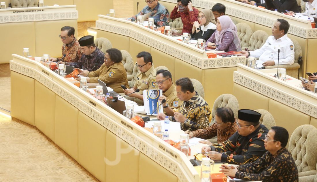 Mendagri Tito Karnavian, Wamendagri Bima Arya, Ketua KPU RI, Ketua DKPP dan Ketua Bawaslu saat rapat kerja dan RDP dengan Komisi II DPR, Jakarta, Senin (3/2). Rapat tersebut membahas evaluasi penyelenggaraan Pemilihan Nasional Serentak Tahun 2024. - JPNN.com