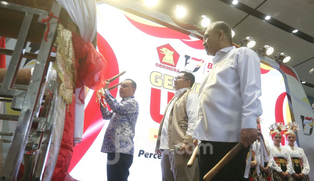 Wakil Ketua DPR sekaligus Ketua Harian DPP Partai Gerindra Sufmi Dasco Ahmad bersama Ketua MPR RI Ahmad Muzani membuka Gebyar UMKM Merah Putih sebagai rangkaian perayaan HUT Ke-17 partai Gerindra di Gedung Nusantara II, Kompleks Parlemen, Senayan, Jakarta, Senin (3/2). Bazar UMKM kali ini diikuti beberapa pengusaha dan pengusaha mikro, kecil, dan UMKM yang memamerkan berbagai produk mulai dari makanan hingga pakaian. - JPNN.com