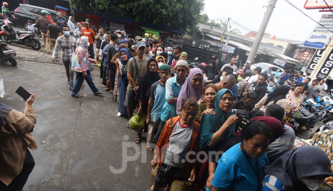 Warga antre membeli gas elpiji 3 kg pada sebuah agen gas di kawasan Ceger, Tangerang Selatan, Banten, Senin (3/2). Larangan penjualan gas elpiji 3 kg pada toko-toko kelontong sejak 1 Februari menyebabkan warga kesulitan membeli gas elpiji 3 kg. - JPNN.com