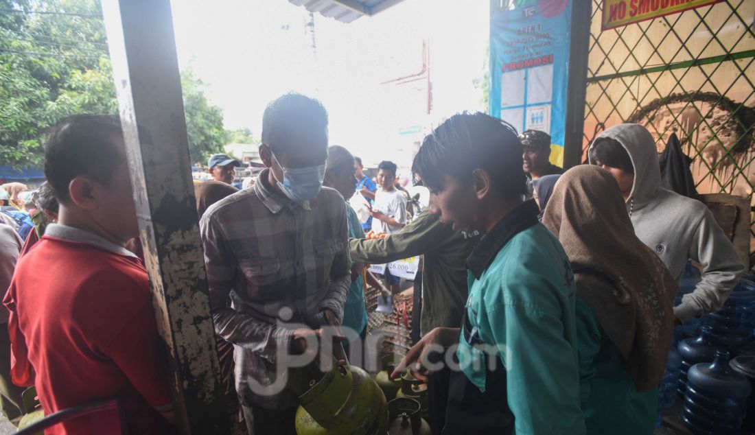 Warga antre membeli gas elpiji 3 kg pada sebuah agen gas di kawasan Ceger, Tangerang Selatan, Banten, Senin (3/2). Larangan penjualan gas elpiji 3 kg pada toko-toko kelontong sejak 1 Februari menyebabkan warga kesulitan membeli gas elpiji 3 kg. - JPNN.com