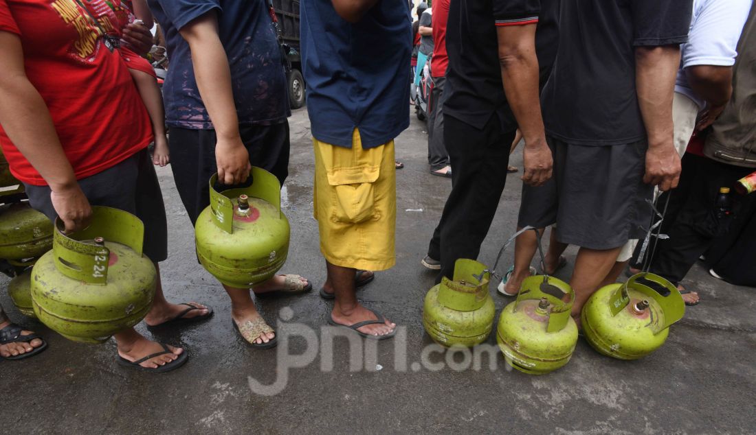 Warga antre membeli gas elpiji 3 kg pada sebuah agen gas di kawasan Ceger, Tangerang Selatan, Banten, Senin (3/2). Larangan penjualan gas elpiji 3 kg pada toko-toko kelontong sejak 1 Februari menyebabkan warga kesulitan membeli gas elpiji 3 kg. - JPNN.com