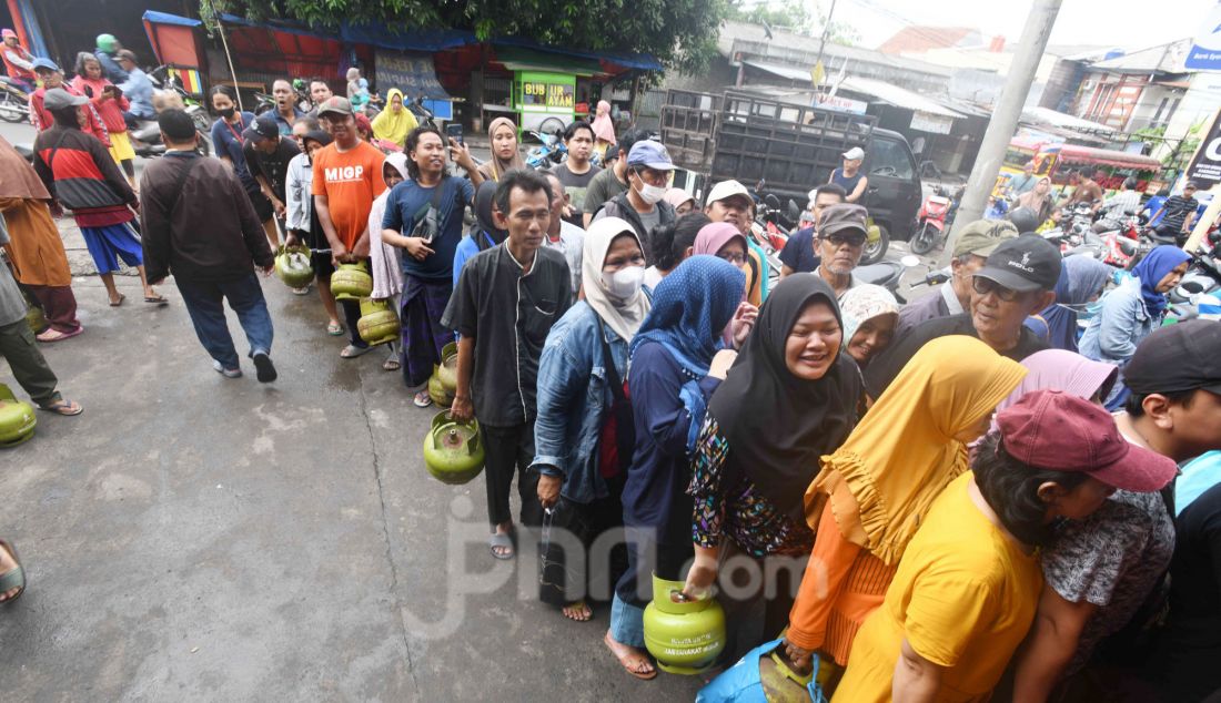 Warga antre membeli gas elpiji 3 kg pada sebuah agen gas di kawasan Ceger, Tangerang Selatan, Banten, Senin (3/2). Larangan penjualan gas elpiji 3 kg pada toko-toko kelontong sejak 1 Februari menyebabkan warga kesulitan membeli gas elpiji 3 kg. - JPNN.com