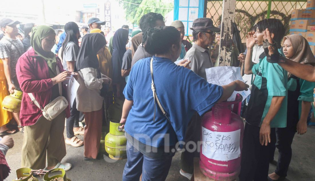 Warga antre membeli gas elpiji 3 kg pada sebuah agen gas di kawasan Ceger, Tangerang Selatan, Banten, Senin (3/2). Larangan penjualan gas elpiji 3 kg pada toko-toko kelontong sejak 1 Februari menyebabkan warga kesulitan membeli gas elpiji 3 kg. - JPNN.com