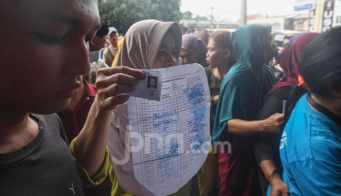 Warga antre membeli gas elpiji 3 kg pada sebuah agen gas di kawasan Ceger, Tangerang Selatan, Banten, Senin (3/2). Larangan penjualan gas elpiji 3 kg pada toko-toko kelontong sejak 1 Februari menyebabkan warga kesulitan membeli gas elpiji 3 kg. - JPNN.com