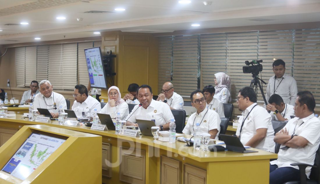 Direktur Utama PT Jasa Raharja Rivan Achmad Purwantono saat memimpin rapat dengar pendapat dengan Komite III DPD RI di Gedung DPD RI, Jakarta, Selasa (4/2). Rapat tersebut membahas inventarisasi materi penyusunan RUU Perubahan atas UU No.40 Tahun 2004 tentang Sistem Jaminan Sosial Nasional. - JPNN.com