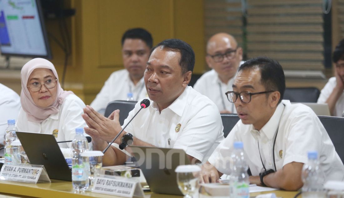 Direktur Utama PT Jasa Raharja Rivan Achmad Purwantono saat memimpin rapat dengar pendapat dengan Komite III DPD RI di Gedung DPD RI, Jakarta, Selasa (4/2). Rapat tersebut membahas inventarisasi materi penyusunan RUU Perubahan atas UU No.40 Tahun 2004 tentang Sistem Jaminan Sosial Nasional. - JPNN.com