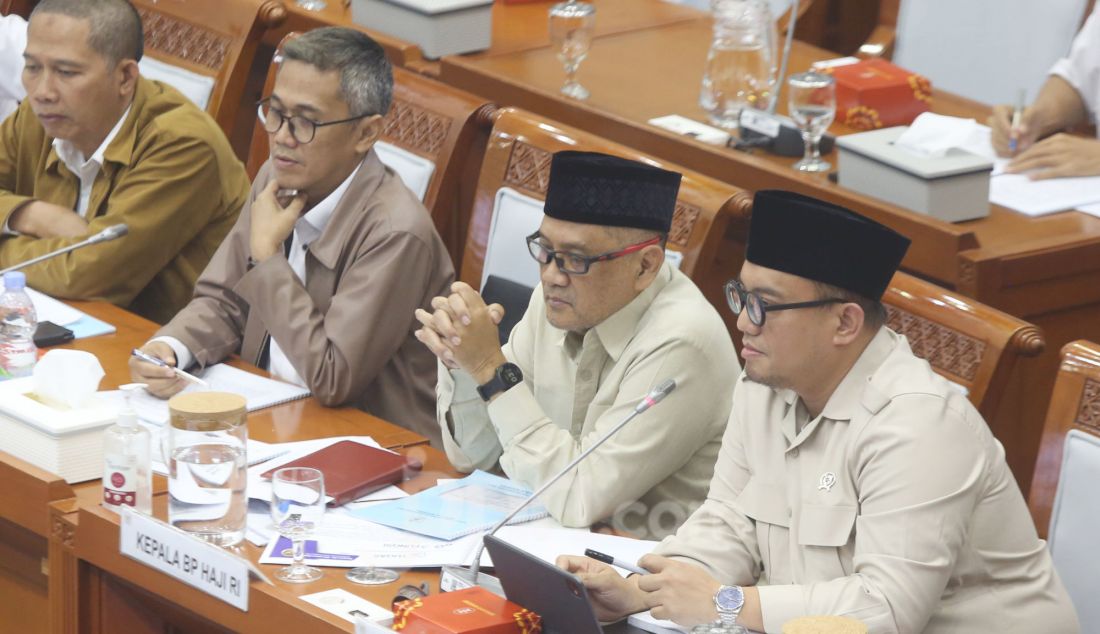 Kepala Badan Penyelenggara Haji Moch. Irfan Yusuf dan Wakil Kepala Badan Penyelenggara Haji, Dahnil Anzar Simanjuntak saat rapat kerja dengan Komisi VIII DPR, Jakarta, Selasa (4/2). Rapat tersebut membahas pelaksanaan program kerja dan anggaran Tahun 2025 dan Isu-isu Aktual. - JPNN.com