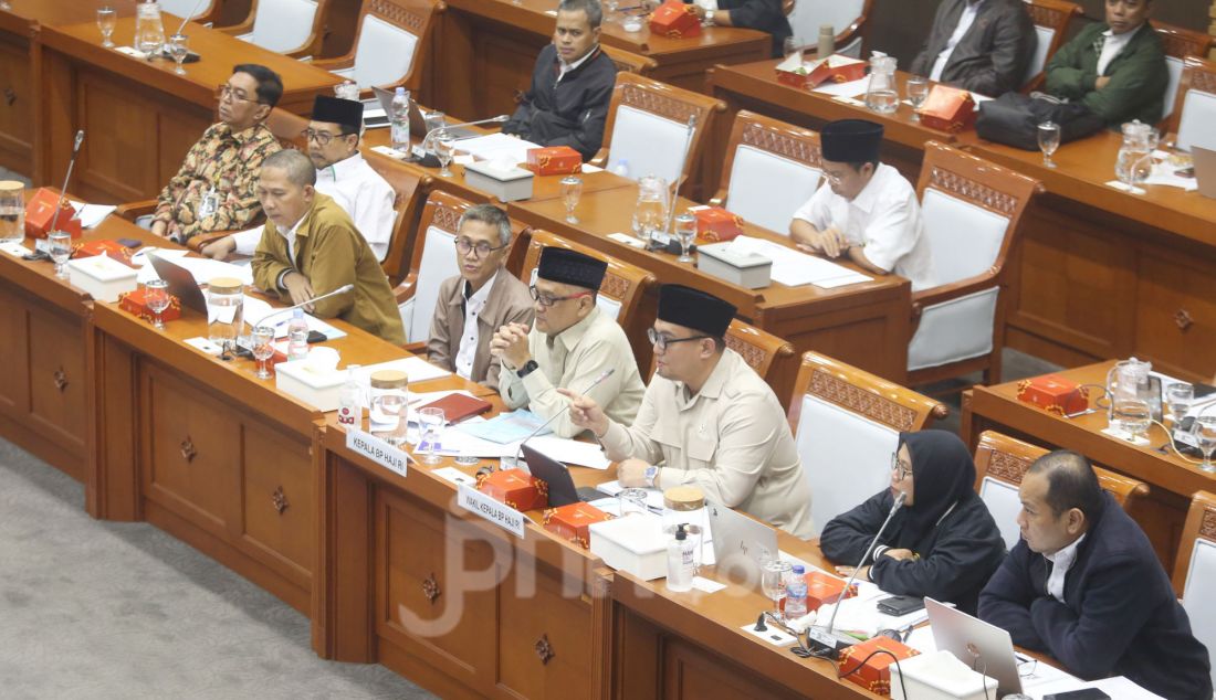 Kepala Badan Penyelenggara Haji Moch. Irfan Yusuf dan Wakil Kepala Badan Penyelenggara Haji, Dahnil Anzar Simanjuntak saat rapat kerja dengan Komisi VIII DPR, Jakarta, Selasa (4/2). Rapat tersebut membahas pelaksanaan program kerja dan anggaran Tahun 2025 dan Isu-isu Aktual. - JPNN.com