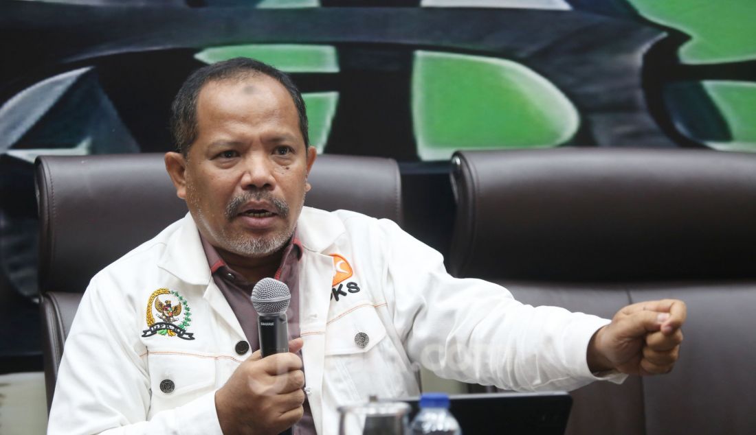 Anggota Komisi IV DPR RI Johan Rosihan saat menjadi pembicara pada diskusi Dialektika Demokrasi dengan tema Polemik Pagar Laut ! Langkah Pemerintah Dinilai Tepat Dengan Langsung Membongkar Pagar Laut di Ruang PPID Gedung Nusantara I Kompleks Parlemen, Senayan, Jakarta, Kamis (6/2). - JPNN.com