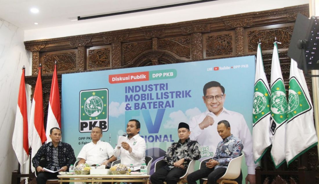 Direktur Industri Permesinan Solehan, Sekretaris Umum GAIKINDO Kukuh Kumara, Associate Professor, Teknik Mesin UI Mohammad Aditya dan Anggota Komisi VII DPR RI FPKB Kaisar Abu Hanifah menjadi pembicara pada diskusi bertema potensi pengembangan industri kendaraan bermotor berbasis baterai EV Indonesia di Kantor DPP PKB, Jakarta, Kamis (6/2). - JPNN.com