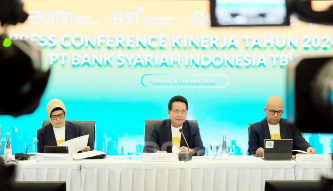 Direktur Utama BSI Hery Gunardi (tengah) saat pemaparan Laporan Kinerja PT Bank Syariah Indonesia Tbk 2024 di The Tower Jakarta, Kamis (6/2). PT Bank Syariah Indonesia Tbk berhasil meraih kinerja positif pada tahun 2024 dengan pertumbuhan laba bersih perseroan sebesar 22,83 persen secara tahunan dengan nilai mencapai Rp7,01 triliun atau meningkat dibandingkan pada tahun 2023 senilai Rp5,7 triliun. - JPNN.com