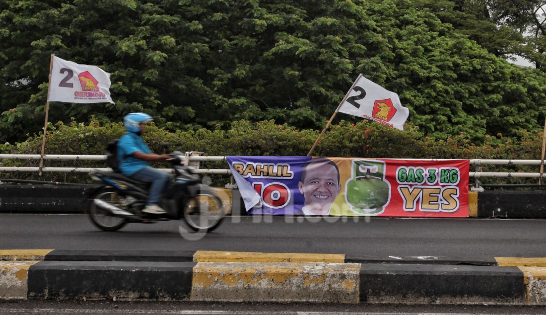 Pengendara melintas di depan spanduk bertuliskan Bahlil No, Gas 3 Kg Yes, yang menjamur di sudut kota Jakarta, Kamis (6/2). Kebijakan Menteri ESDM Bahlil Lahadalia yang memangkas kuota elpiji bersubsidi di tahun 2025 serta melarang penjualan gas di pengecer mengakibatkan kelangkaan gas elpiji 3 kg di seluruh Indonesia. - JPNN.com