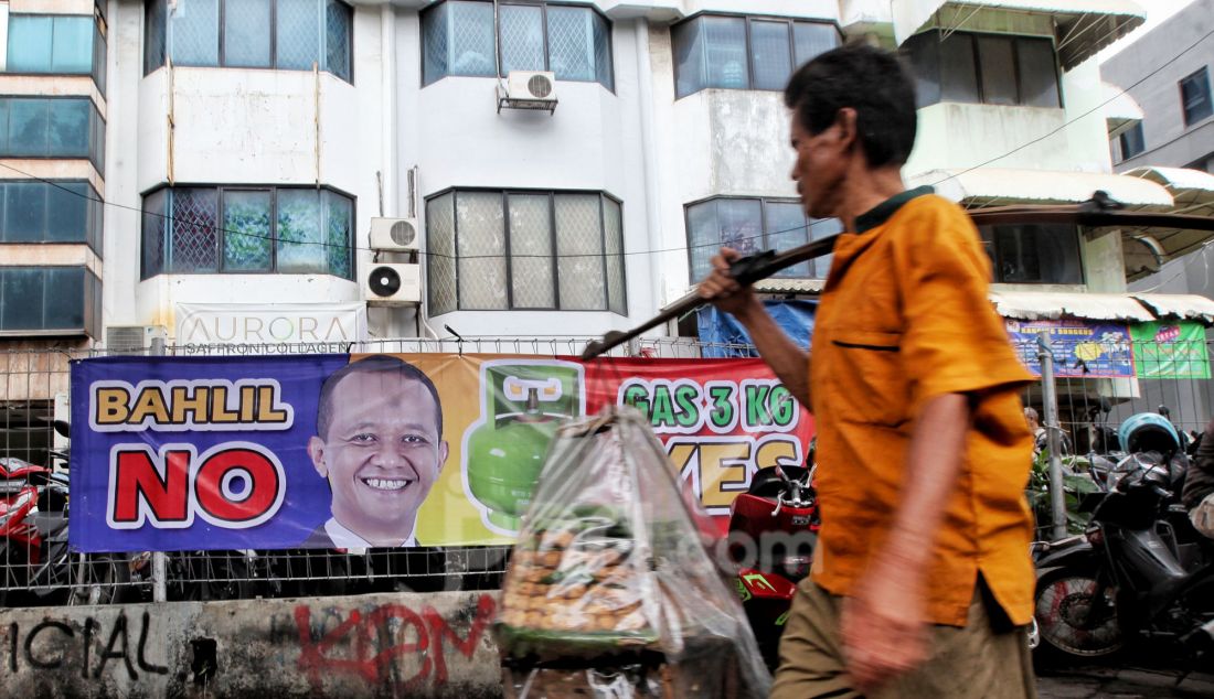 Pengendara melintas di depan spanduk bertuliskan Bahlil No, Gas 3 Kg Yes, yang menjamur di sudut kota Jakarta, Kamis (6/2). Kebijakan Menteri ESDM Bahlil Lahadalia yang memangkas kuota elpiji bersubsidi di tahun 2025 serta melarang penjualan gas di pengecer mengakibatkan kelangkaan gas elpiji 3 kg di seluruh Indonesia. - JPNN.com