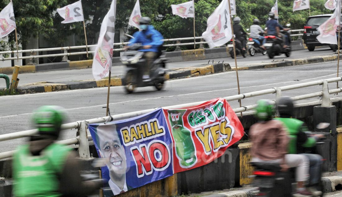 Pengendara melintas di depan spanduk bertuliskan Bahlil No, Gas 3 Kg Yes, yang menjamur di sudut kota Jakarta, Kamis (6/2). Kebijakan Menteri ESDM Bahlil Lahadalia yang memangkas kuota elpiji bersubsidi di tahun 2025 serta melarang penjualan gas di pengecer mengakibatkan kelangkaan gas elpiji 3 kg di seluruh Indonesia. - JPNN.com