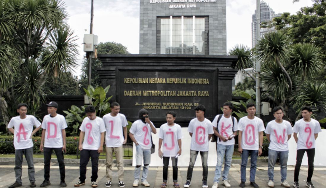 Massa dari Aliansi Rakyat Menggugat (ARM) berunjuk rasa dengan membentangkan spanduk bertuliskan Adili Jokowi dan kroninya di Mapolda Metro Jaya, Jakarta, Jumat (7/2). Melalui aksi unjuk rasa ini, massa ARM menuntut aparat penegak hukum, termasuk kepolisian, untuk segera menindaklanjuti berbagai laporan terkait kasus dugaan korupsi yang melibatkan Presiden ketujuh RI, Joko Widodo atau Jokowi beserta keluarganya. - JPNN.com