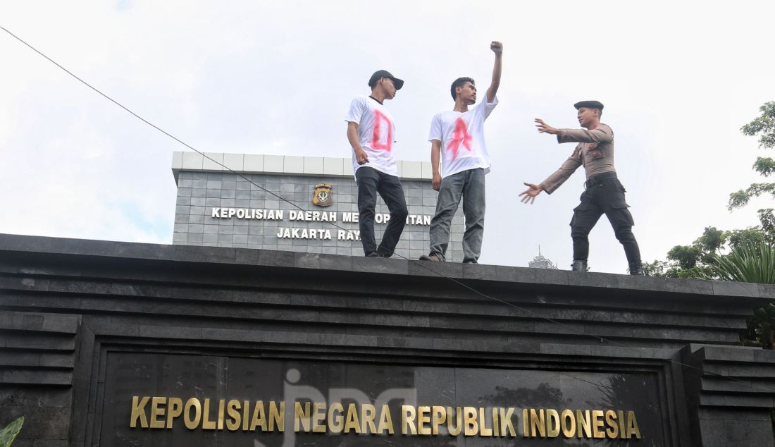 Massa dari Aliansi Rakyat Menggugat (ARM) berunjuk rasa dengan membentangkan spanduk bertuliskan Adili Jokowi dan kroninya di Mapolda Metro Jaya, Jakarta, Jumat (7/2). Melalui aksi unjuk rasa ini, massa ARM menuntut aparat penegak hukum, termasuk kepolisian, untuk segera menindaklanjuti berbagai laporan terkait kasus dugaan korupsi yang melibatkan Presiden ketujuh RI, Joko Widodo atau Jokowi beserta keluarganya. - JPNN.com