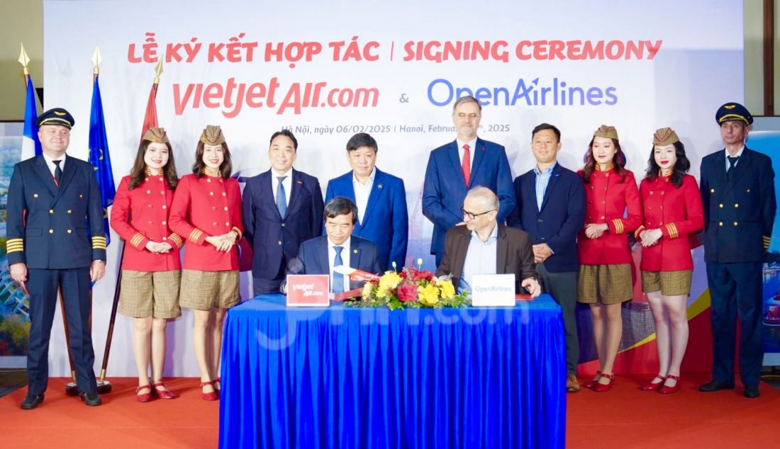 Wakil Presiden Vietjet Nguyen Duc Thinh (kiri) dan CEO OpenAirlines, Alexandre Feray saat penandatangan kerja sama terkait aplikasi SkyBreathe® untuk efisiensi bahan bakar dan pengurangan emisi CO2, Jakarta, Jumat (7/2). Kolaborasi ini merupakan langkah signifikan dalam upaya berkelanjutan Vietjet untuk mengoptimalkan operasi penerbangan sekaligus mendorong praktik penerbangan yang lebih ramah lingkungan dengan berbasis kecerdasan buatan (AI). - JPNN.com