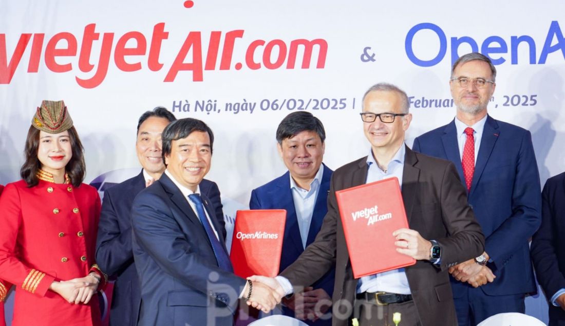 Wakil Presiden Vietjet Nguyen Duc Thinh (kiri) dan CEO OpenAirlines, Alexandre Feray saat penandatangan kerja sama terkait aplikasi SkyBreathe® untuk efisiensi bahan bakar dan pengurangan emisi CO2, Jakarta, Jumat (7/2). Kolaborasi ini merupakan langkah signifikan dalam upaya berkelanjutan Vietjet untuk mengoptimalkan operasi penerbangan sekaligus mendorong praktik penerbangan yang lebih ramah lingkungan dengan berbasis kecerdasan buatan (AI). - JPNN.com