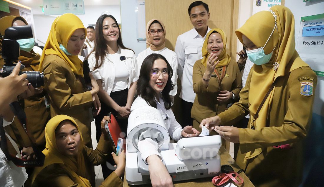 Menteri Pariwisata Widiyanti Putri Wardhana saat kunjungan pemeriksaan kesehatan gratis di Puskesmas Tanah Abang, Jakarta, Senin (10/2). Program Pemeriksaan Kesehatan Gratis (PKG) sebagai kado ulang tahun dari negara kepada masyarakat dimulai pada 10 Februari 2025 dan program ini bertujuan untuk meningkatkan kualitas kesehatan masyarakat Indonesia dan mengurangi beban penyakit yang bisa dicegah. - JPNN.com