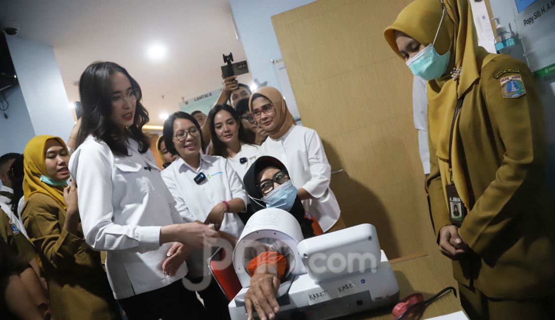 Menteri Pariwisata Widiyanti Putri Wardhana saat kunjungan pemeriksaan kesehatan gratis di Puskesmas Tanah Abang, Jakarta, Senin (10/2). Program Pemeriksaan Kesehatan Gratis (PKG) sebagai kado ulang tahun dari negara kepada masyarakat dimulai pada 10 Februari 2025 dan program ini bertujuan untuk meningkatkan kualitas kesehatan masyarakat Indonesia dan mengurangi beban penyakit yang bisa dicegah. - JPNN.com