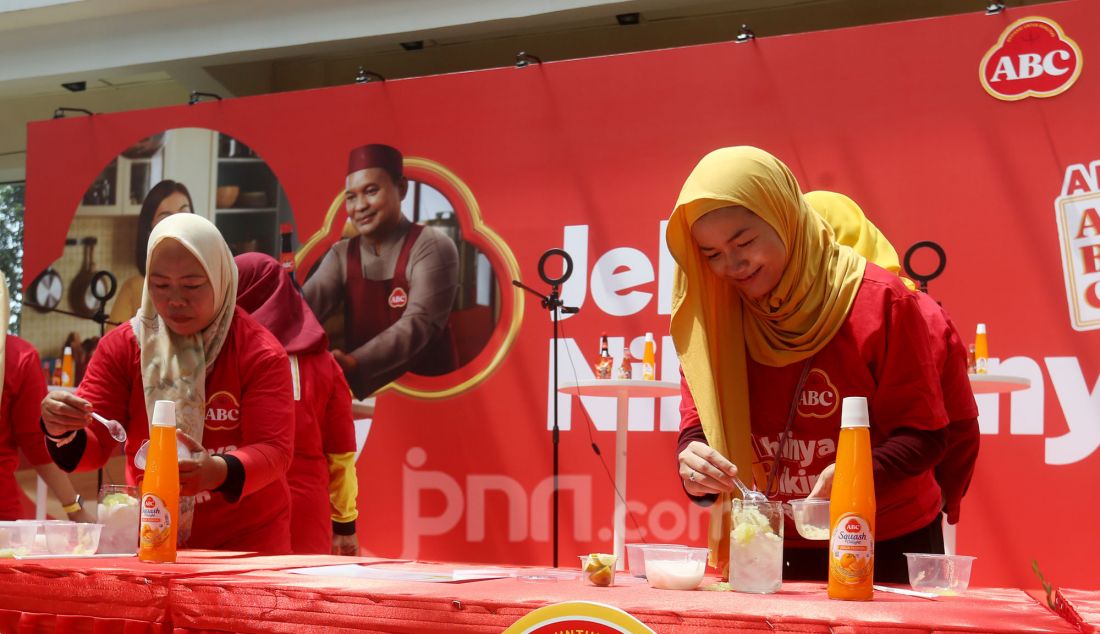 Ibu-ibu PKK Tangsel saat mengikuti pelatihan “ABC AFFILIATES PROGRAM” di Gedung Wali Kota Tangsel, Banten, Selasa (11/2). Komitmen ABC menjadi bagian dari masyarakat Indonesia selama 50 tahun untuk menghadirkan produk berkualitas serta menginspirasi para ibu untuk menjadi #AhlinyaBuatCitarasa. Mengusung tema ‘Lebih Banyak, Lebih Nikmat’, “ABC AFFILIATES PROGRAM” membawa semangat #RamadanBerdayaBersamaABC untuk memberikan pelatihan dan pembekalan social commerce serta kewirausahaan. - JPNN.com