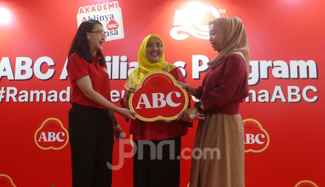 kiri: Marketing R&D Director ABC Indonesia Felicia Julian, Kepala Bidang Pemberdayaan Perempuan dan Wakil Ketua II Tim Penggerak Pemberdayaan dan Kesejahteraan Keluarga (TP-PKK) Tangerang Selatan Mercy Apriyanti dan pelaku sukses social commerce Shanti saat talkshow “ABC AFFILIATES PROGRAM” dengan semangat #RamadanBerdayaBersamaABC, inisiatif terbaru dari ABC untuk memberdayakan komunitas ibu melalui dunia social commerce untuk menyambut momen Ramadan di Gedung Wali Kota Tangerang Selatan, Banten, Selasa (11/2). - JPNN.com