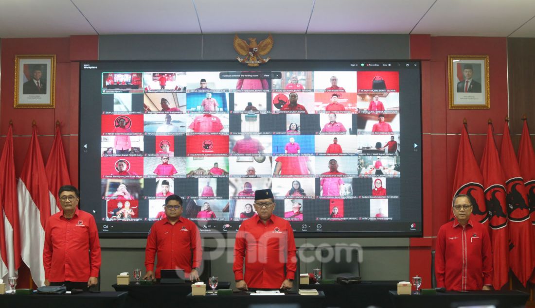 Sekjen PDIP Hasto Kristiyanto bersama dua Ketua DPP PDIP, yakni Djarot Saiful Hidayat dan Deddy Yevri Sitorus, memberikan arahan pada pembekalan bagi para kepala daerah terpilih dari PDIP di Sekolah Partai PDIP, Lenteng Agung, Jakarta, Rabu (12/2/2024). Sebanyak 142 kepala daerah terpilih dari PDIP hasil Pilkada Serentak 2024 hadir secara langsung maupun virtual pada pembekalan yang dilakukan secara hibrid tersebut. - JPNN.com