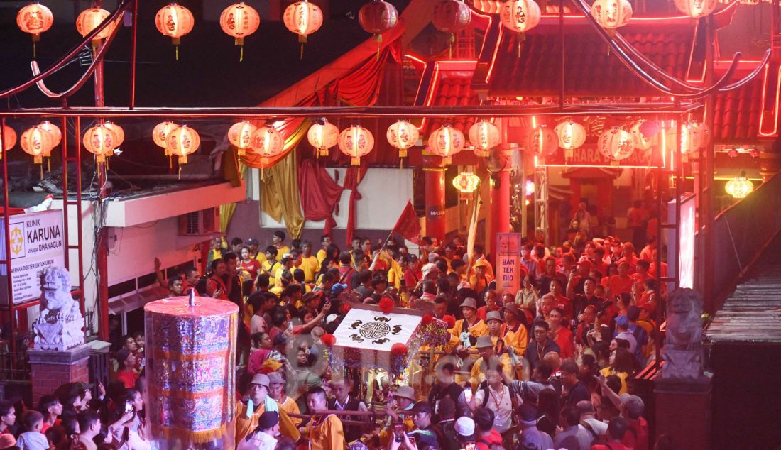 Peserta saat mengikuti kegiatan Bogor Street Festival Cap Go Meh 2025 di depan Wihara Dhanagun, Bogor, Rabu (12/2). Perayaan Cap Go Meh Bogor Street Festival 2025 dipadati ribuan warga Kota Bogor dan sekitarnya yang dipusatkan di sepanjang Jalan Suryakencana, Bogor. - JPNN.com