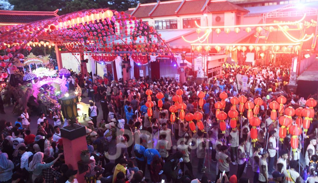 Peserta saat mengikuti kegiatan Bogor Street Festival Cap Go Meh 2025 di depan Wihara Dhanagun, Bogor, Rabu (12/2). Perayaan Cap Go Meh Bogor Street Festival 2025 dipadati ribuan warga Kota Bogor dan sekitarnya yang dipusatkan di sepanjang Jalan Suryakencana, Bogor. - JPNN.com