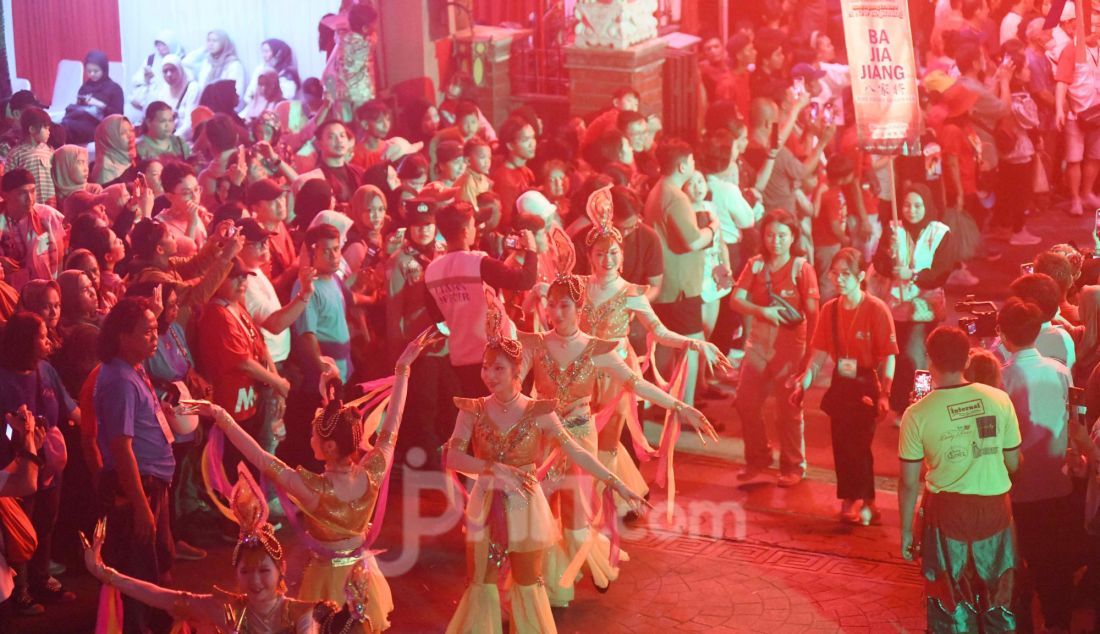 Peserta saat mengikuti kegiatan Bogor Street Festival Cap Go Meh 2025 di depan Wihara Dhanagun, Bogor, Rabu (12/2). Perayaan Cap Go Meh Bogor Street Festival 2025 dipadati ribuan warga Kota Bogor dan sekitarnya yang dipusatkan di sepanjang Jalan Suryakencana, Bogor. - JPNN.com