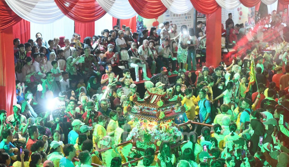 Bogor Street Festival Cap Go Meh 2025 di depan Wihara Dhanagun, Bogor, Rabu (12/2). Perayaan Cap Go Meh Bogor Street Festival 2025 dipadati ribuan warga Kota Bogor dan sekitarnya yang dipusatkan di sepanjang Jalan Suryakencana, Bogor. - JPNN.com