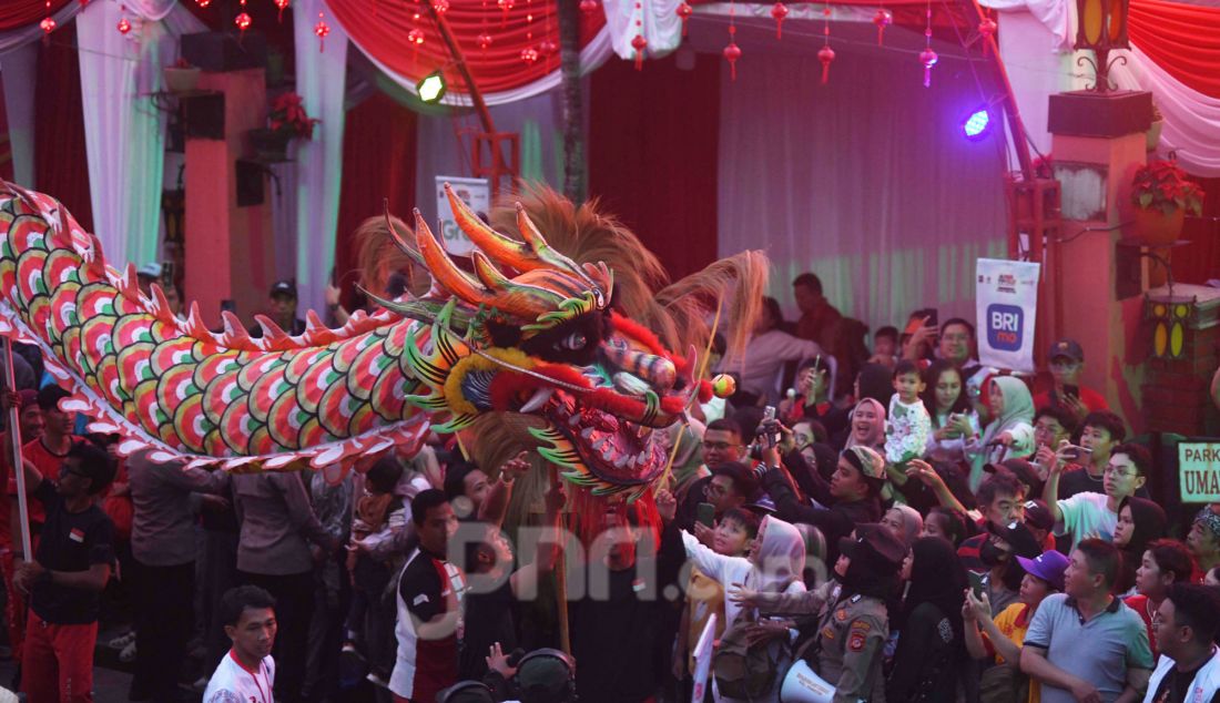 Peserta saat mengikuti kegiatan Bogor Street Festival Cap Go Meh 2025 di depan Wihara Dhanagun, Bogor, Rabu (12/2). Perayaan Cap Go Meh Bogor Street Festival 2025 dipadati ribuan warga Kota Bogor dan sekitarnya yang dipusatkan di sepanjang Jalan Suryakencana, Bogor. - JPNN.com