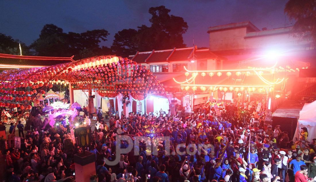 Peserta saat mengikuti kegiatan Bogor Street Festival Cap Go Meh 2025 di depan Wihara Dhanagun, Bogor, Rabu (12/2). Perayaan Cap Go Meh Bogor Street Festival 2025 dipadati ribuan warga Kota Bogor dan sekitarnya yang dipusatkan di sepanjang Jalan Suryakencana, Bogor. - JPNN.com