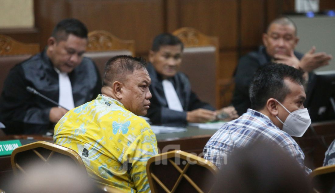 Terdakwa kredit fiktif Pelda (Purn) Dwi Singgih Hartono menjalani sidang perdana beragendakan pembacaan surat dakwaan di Pengadilan Tipikor Jakarta, Kamis (13/2). Mantan Bintara Urusan Pembayaran (Bauryar) Seksi Tata Usaha Urusan Dalam (Situud) pada Satuan Pembekalan dan Angkutan (Bekang) Kostrad itu merupakan terdakwa korupsi kredit fiktif BRIguna BRI yang merugikan negara hingga Rp 64,9 miliar. - JPNN.com