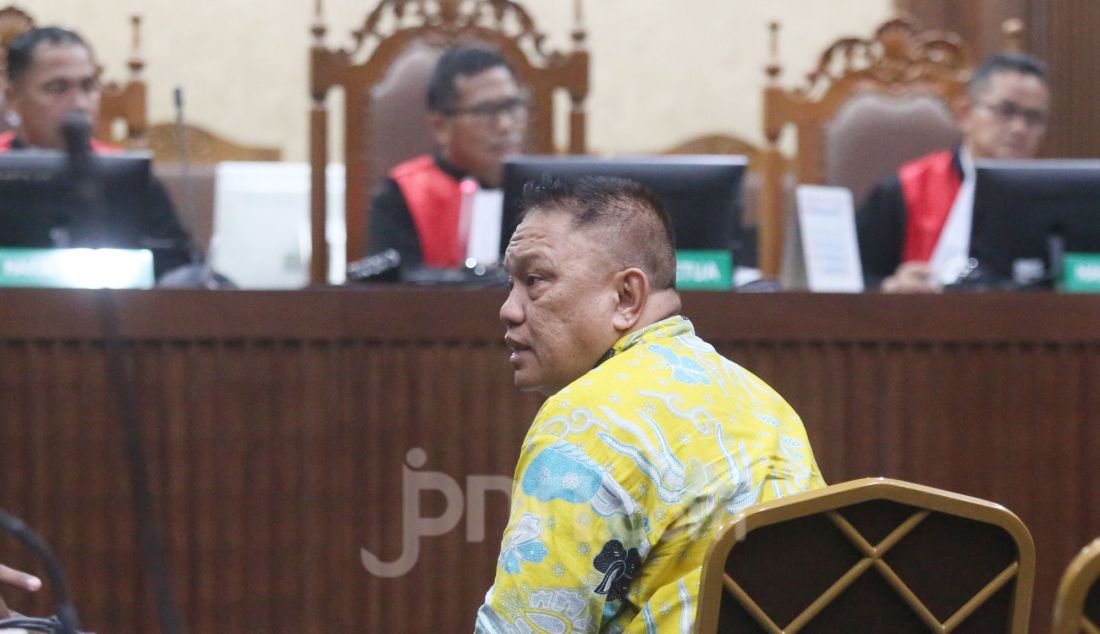 Terdakwa kredit fiktif Pelda (Purn) Dwi Singgih Hartono menjalani sidang perdana beragendakan pembacaan surat dakwaan di Pengadilan Tipikor Jakarta, Kamis (13/2). Mantan Bintara Urusan Pembayaran (Bauryar) Seksi Tata Usaha Urusan Dalam (Situud) pada Satuan Pembekalan dan Angkutan (Bekang) Kostrad itu merupakan terdakwa korupsi kredit fiktif BRIguna BRI yang merugikan negara hingga Rp 64,9 miliar. - JPNN.com