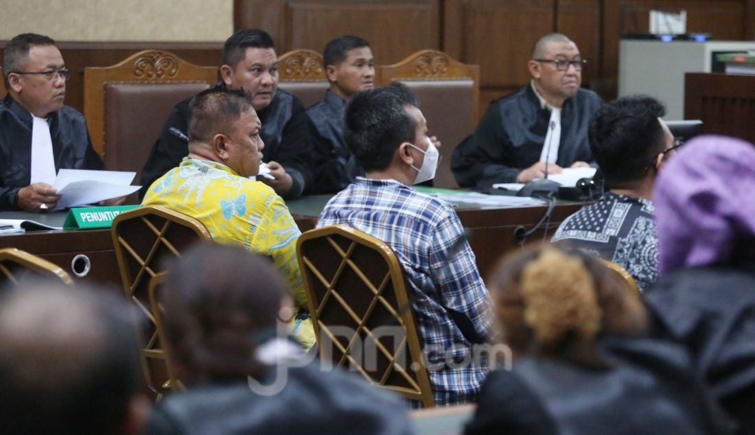 Terdakwa kredit fiktif Pelda (Purn) Dwi Singgih Hartono menjalani sidang perdana beragendakan pembacaan surat dakwaan di Pengadilan Tipikor Jakarta, Kamis (13/2). Mantan Bintara Urusan Pembayaran (Bauryar) Seksi Tata Usaha Urusan Dalam (Situud) pada Satuan Pembekalan dan Angkutan (Bekang) Kostrad itu merupakan terdakwa korupsi kredit fiktif BRIguna BRI yang merugikan negara hingga Rp 64,9 miliar. - JPNN.com