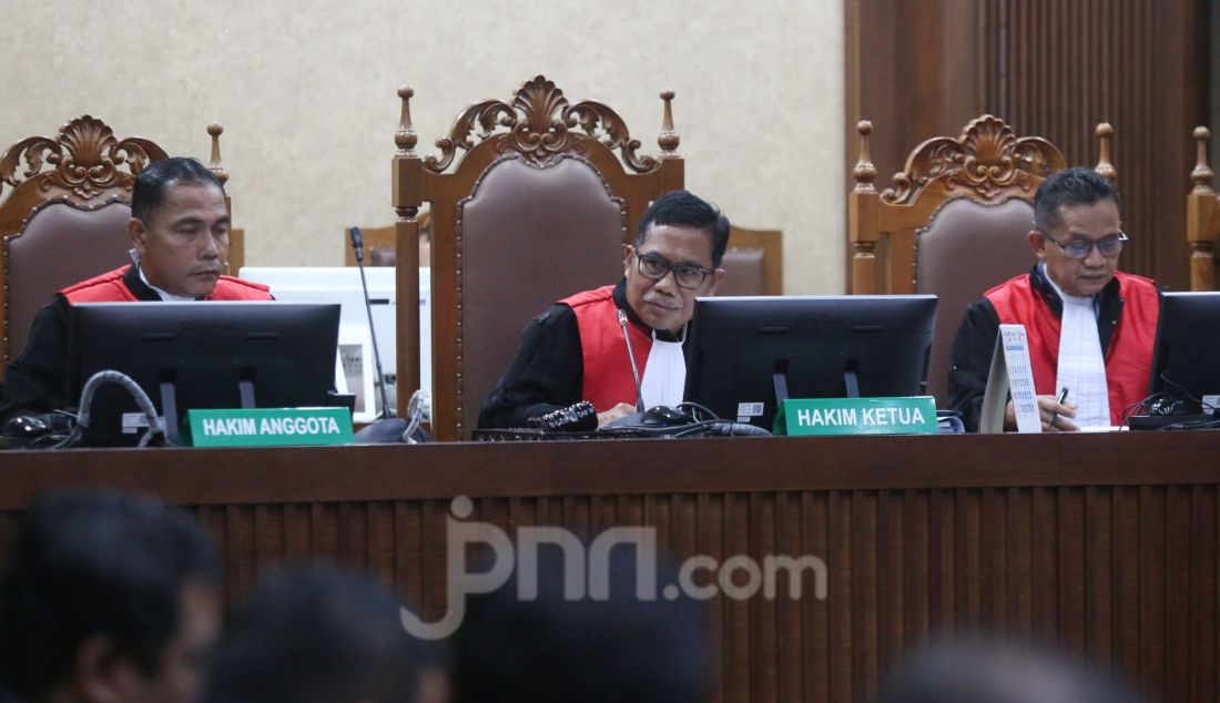 Terdakwa kredit fiktif Pelda (Purn) Dwi Singgih Hartono menjalani sidang perdana beragendakan pembacaan surat dakwaan di Pengadilan Tipikor Jakarta, Kamis (13/2). Mantan Bintara Urusan Pembayaran (Bauryar) Seksi Tata Usaha Urusan Dalam (Situud) pada Satuan Pembekalan dan Angkutan (Bekang) Kostrad itu merupakan terdakwa korupsi kredit fiktif BRIguna BRI yang merugikan negara hingga Rp 64,9 miliar. - JPNN.com