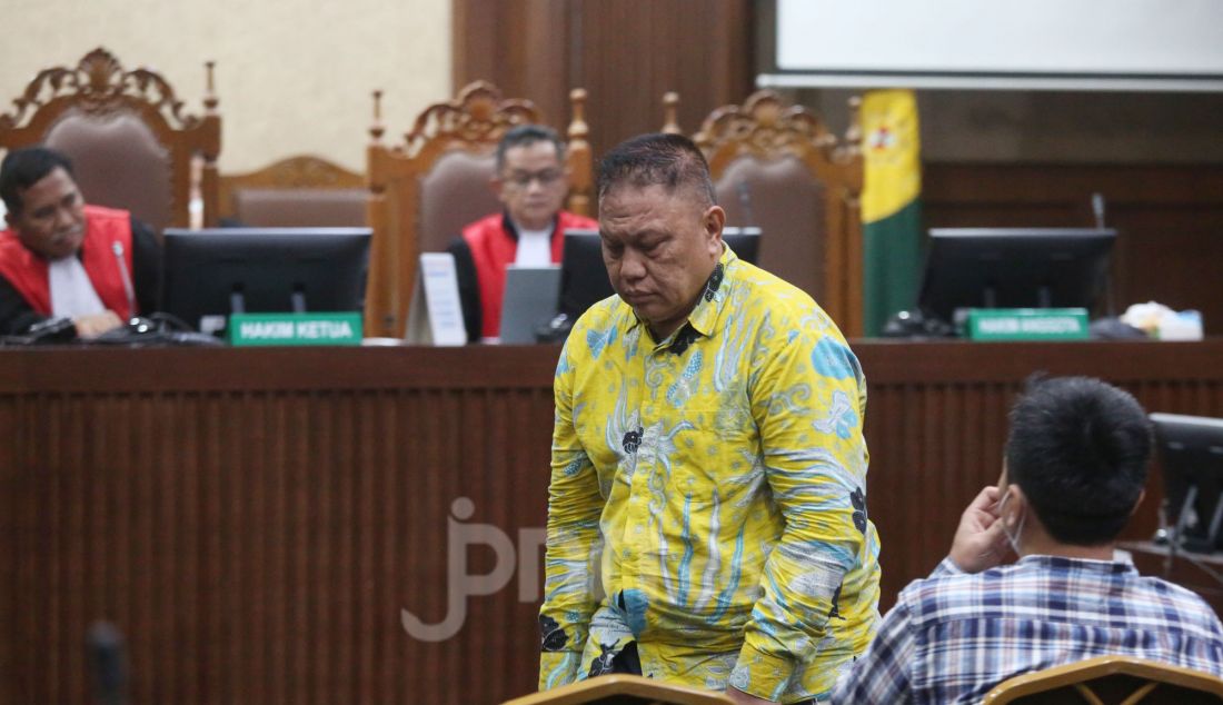 Terdakwa kredit fiktif Pelda (Purn) Dwi Singgih Hartono menjalani sidang perdana beragendakan pembacaan surat dakwaan di Pengadilan Tipikor Jakarta, Kamis (13/2). Mantan Bintara Urusan Pembayaran (Bauryar) Seksi Tata Usaha Urusan Dalam (Situud) pada Satuan Pembekalan dan Angkutan (Bekang) Kostrad itu merupakan terdakwa korupsi kredit fiktif BRIguna BRI yang merugikan negara hingga Rp 64,9 miliar. - JPNN.com