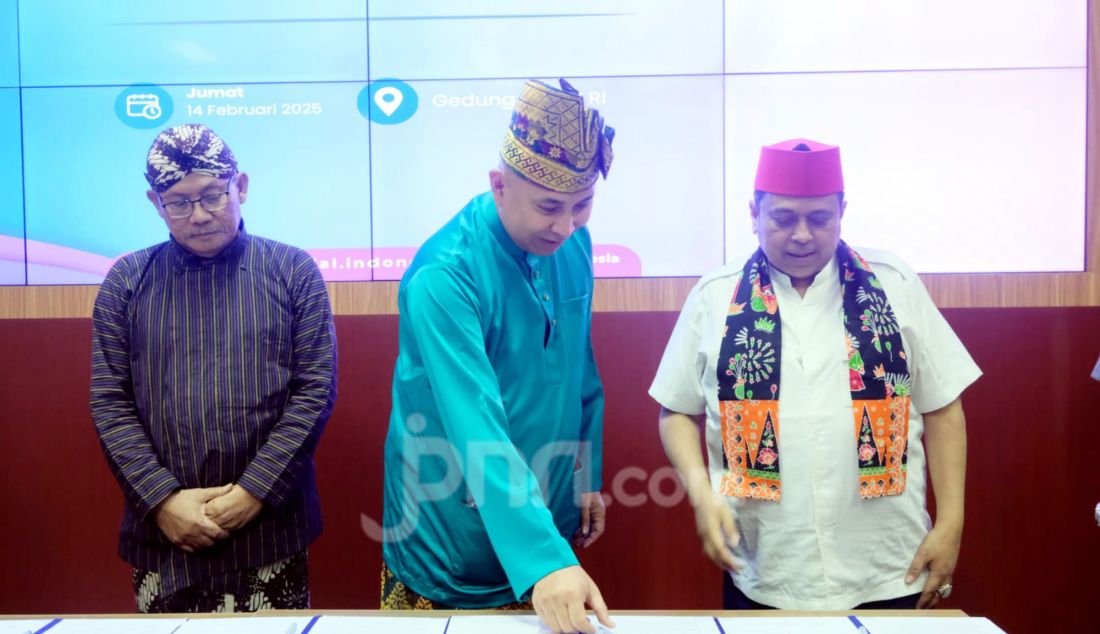 Direktur Retail Banking BSI Harry Gusti Utama, Kepala BPJPH Ahmad Haikal Hasan dan Direktur Eksekutif BSI Maslahat Sukoriyanto Saputro saat kerja sama di Kantor BPJPH, Jakarta, Jumat (14/2). PT Bank Syariah Indonesia Tbk. (BSI) dan Badan Penyelenggara Jaminan Produk Halal (BPJPH) mendorong percepatan sertifikasi halal bagi pelaku UMKM dan pengusaha industri makanan minuman. Melalui kerja sama ini juga, perseroan memfasilitasi 10.000 sertifikasi halal self declare bagi para pelaku usaha. - JPNN.com