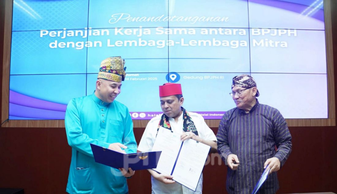 Direktur Retail Banking BSI Harry Gusti Utama, Kepala BPJPH Ahmad Haikal Hasan dan Direktur Eksekutif BSI Maslahat Sukoriyanto Saputro saat kerja sama di Kantor BPJPH, Jakarta, Jumat (14/2). PT Bank Syariah Indonesia Tbk. (BSI) dan Badan Penyelenggara Jaminan Produk Halal (BPJPH) mendorong percepatan sertifikasi halal bagi pelaku UMKM dan pengusaha industri makanan minuman. Melalui kerja sama ini juga, perseroan memfasilitasi 10.000 sertifikasi halal self declare bagi para pelaku usaha. - JPNN.com