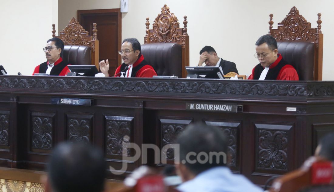 Ketua majelis hakim MK Suhartoyo saat memimpin sidang sengketa Pilkada 2024 Kabupaten Siak Provinsi Riau di Gedung MK, Jakarta, Senin (17/2). Sidang ini beragendakan mendengarkan keterangan saksi dan saksi ahli. - JPNN.com