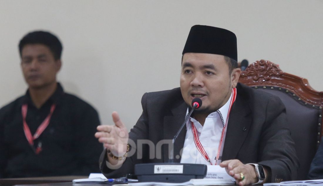 Pihak termohon Ketua KPU Mochammad Afifuddin saat memberikan keterangan pada sidang sengketa Pilkada 2024 Kabupaten Siak Provinsi Riau di Gedung MK, Jakarta, Senin (17/2). Sidang ini beragendakan mendengarkan keterangan saksi dan saksi ahli. - JPNN.com