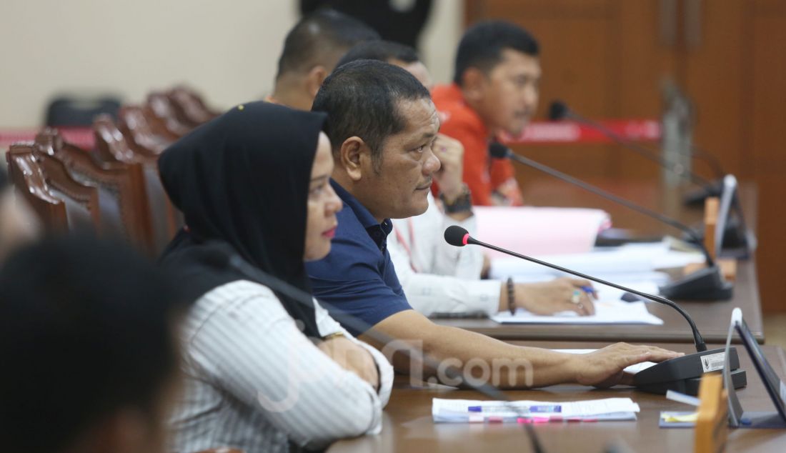 Saksi dari pihak terkait calon Bupati Siak Provinsi Riau Afni Z saat bersaksi pada sidang sengketa Pilkada 2024 Kabupaten Siak Provinsi Riau di Gedung MK, Jakarta, Senin (17/2). Sidang ini beragendakan mendengarkan keterangan saksi dan saksi ahli. - JPNN.com