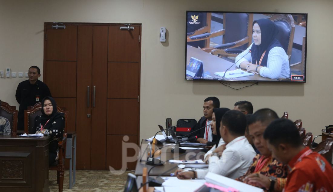 Saksi dari pihak terkait calon Bupati Siak Provinsi Riau Afni Z saat bersaksi pada sidang sengketa Pilkada 2024 Kabupaten Siak Provinsi Riau di Gedung MK, Jakarta, Senin (17/2). Sidang ini beragendakan mendengarkan keterangan saksi dan saksi ahli. - JPNN.com