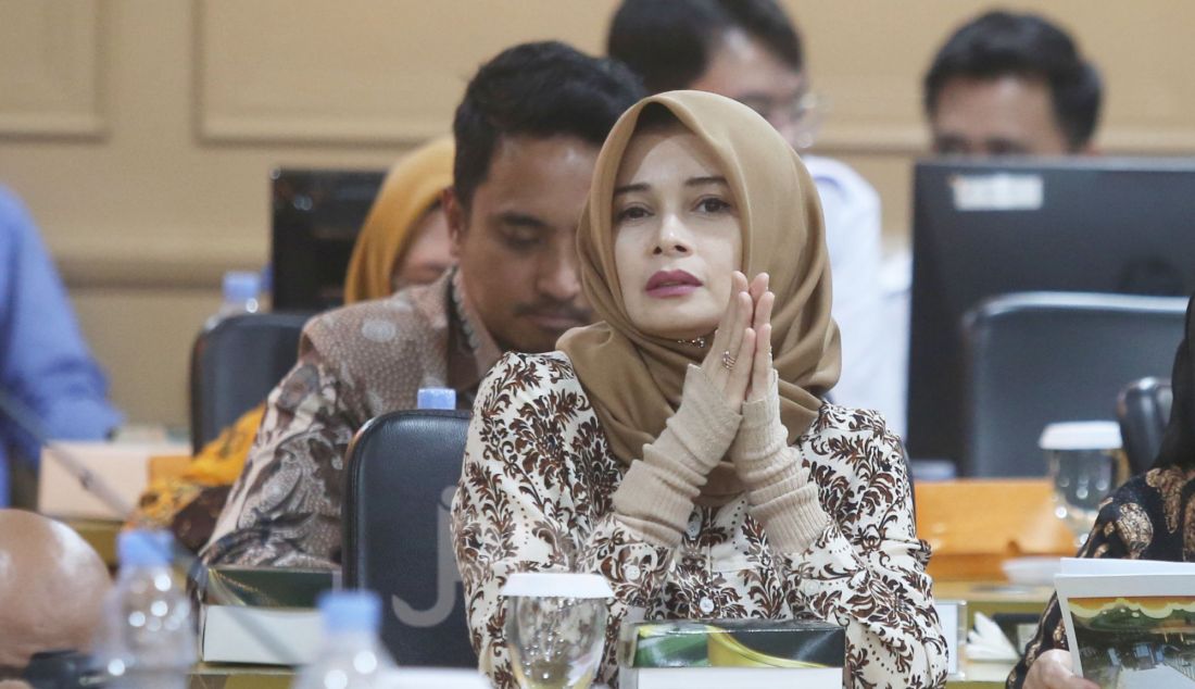 Anggota Komite IV DPD RI Jihan Fahira saat rapat kerja dengan Plt. Kepala BPS Amalia Adininggar Widyasanti di Kompleks Parlemen, Jakarta, Selasa (18/2). Komite IV DPD RI mendukung BPS untuk melaksanakan sensus ekonomi tahun 2026 mulai dari tahapan persiapan 2025 sampai dengan pelaksanaan di tahun 2026 untuk mewujudkan kemandirian perekonomian Indonesia serta mengapresiasi BPS mengenai data statistik untuk pembangunan indonesia sabagai layanan informasi statistik di tengah efisiensi anggaran. - JPNN.com