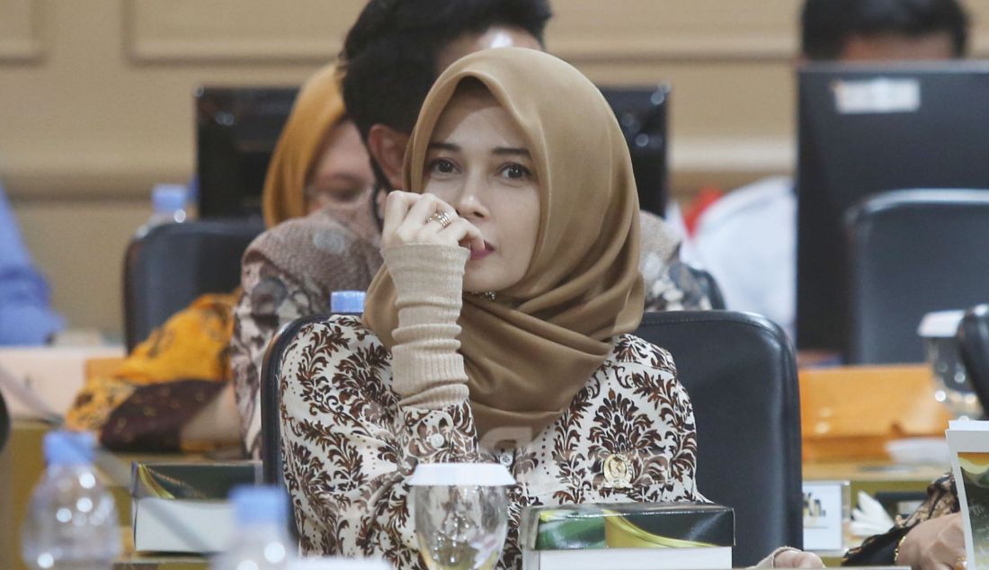 Anggota Komite IV DPD RI Jihan Fahira saat rapat kerja dengan Plt. Kepala BPS Amalia Adininggar Widyasanti di Kompleks Parlemen, Jakarta, Selasa (18/2). Komite IV DPD RI mendukung BPS untuk melaksanakan sensus ekonomi tahun 2026 mulai dari tahapan persiapan 2025 sampai dengan pelaksanaan di tahun 2026 untuk mewujudkan kemandirian perekonomian Indonesia serta mengapresiasi BPS mengenai data statistik untuk pembangunan indonesia sabagai layanan informasi statistik di tengah efisiensi anggaran. - JPNN.com